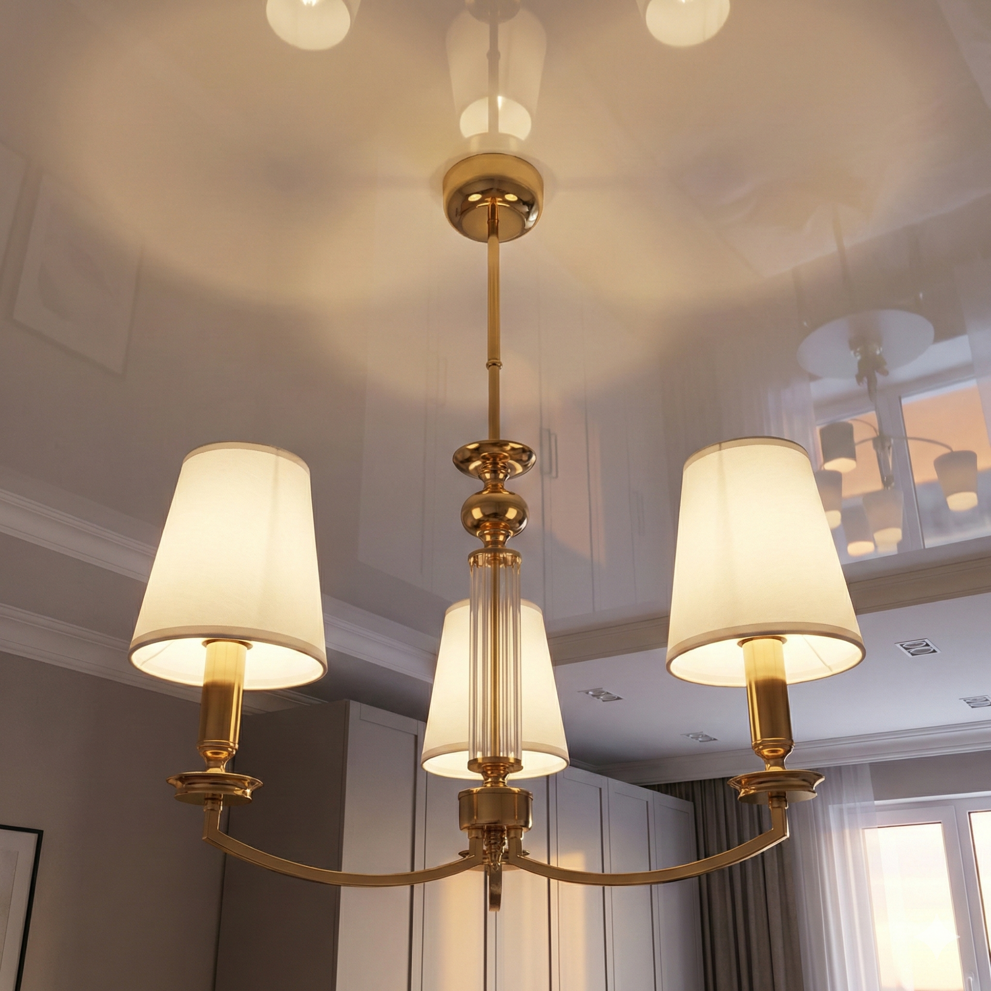 Люстра с абажуром в коридор 1017/3G — визуализация в современном интерьере, мягкое освещение, атмосфера уюта, применение в гостиной Киева, элегантный золотистый акцент.