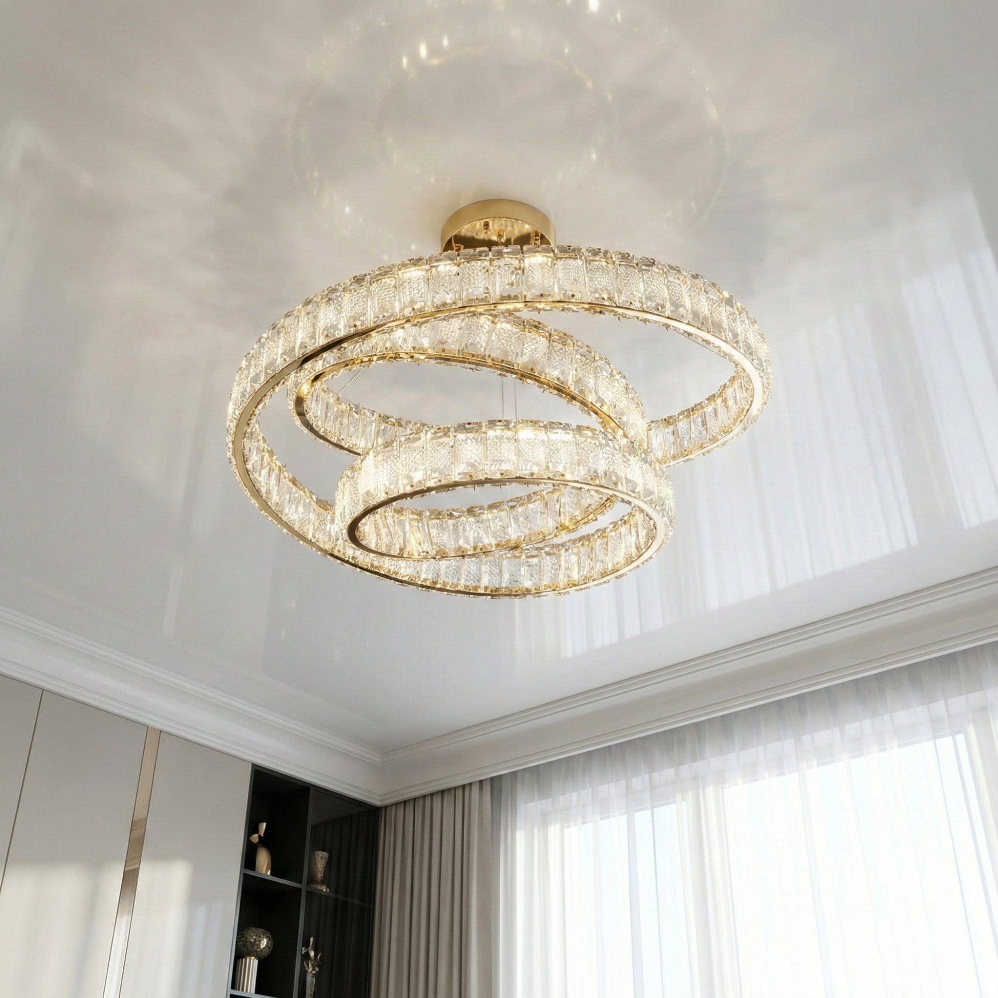 Люстра с хрусталем D8879/500G, элегантный зал с золотистыми деталями и прозрачными подвесками, светлая атмосфера, Харьков, современный интерьер, уют и яркость