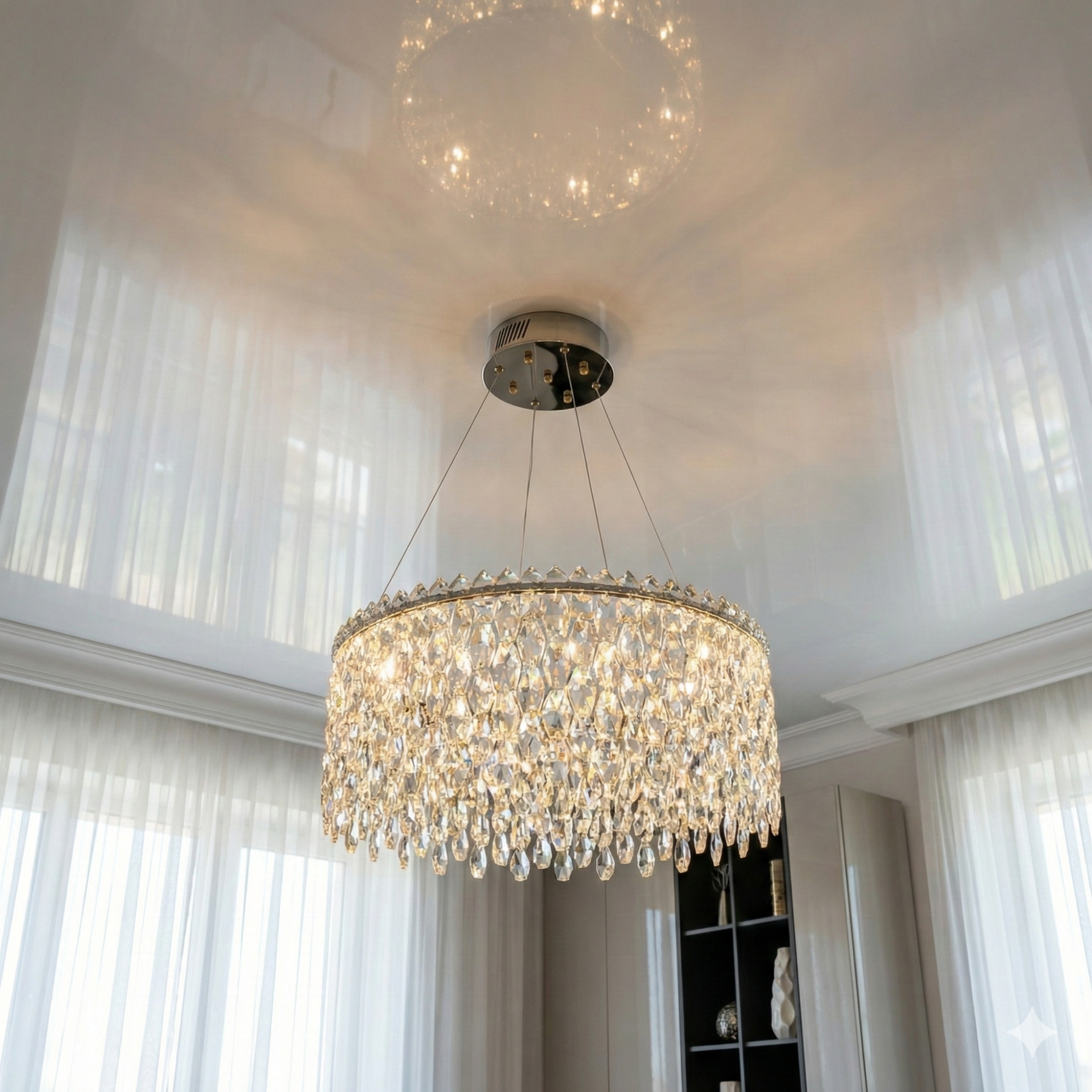 Подвесной светильник в спальню 582/600CH в интерьере: элегантный хром, стеклянные подвески, современное освещение, уютная атмосфера, актуально для Львова и всей квартиры вечером