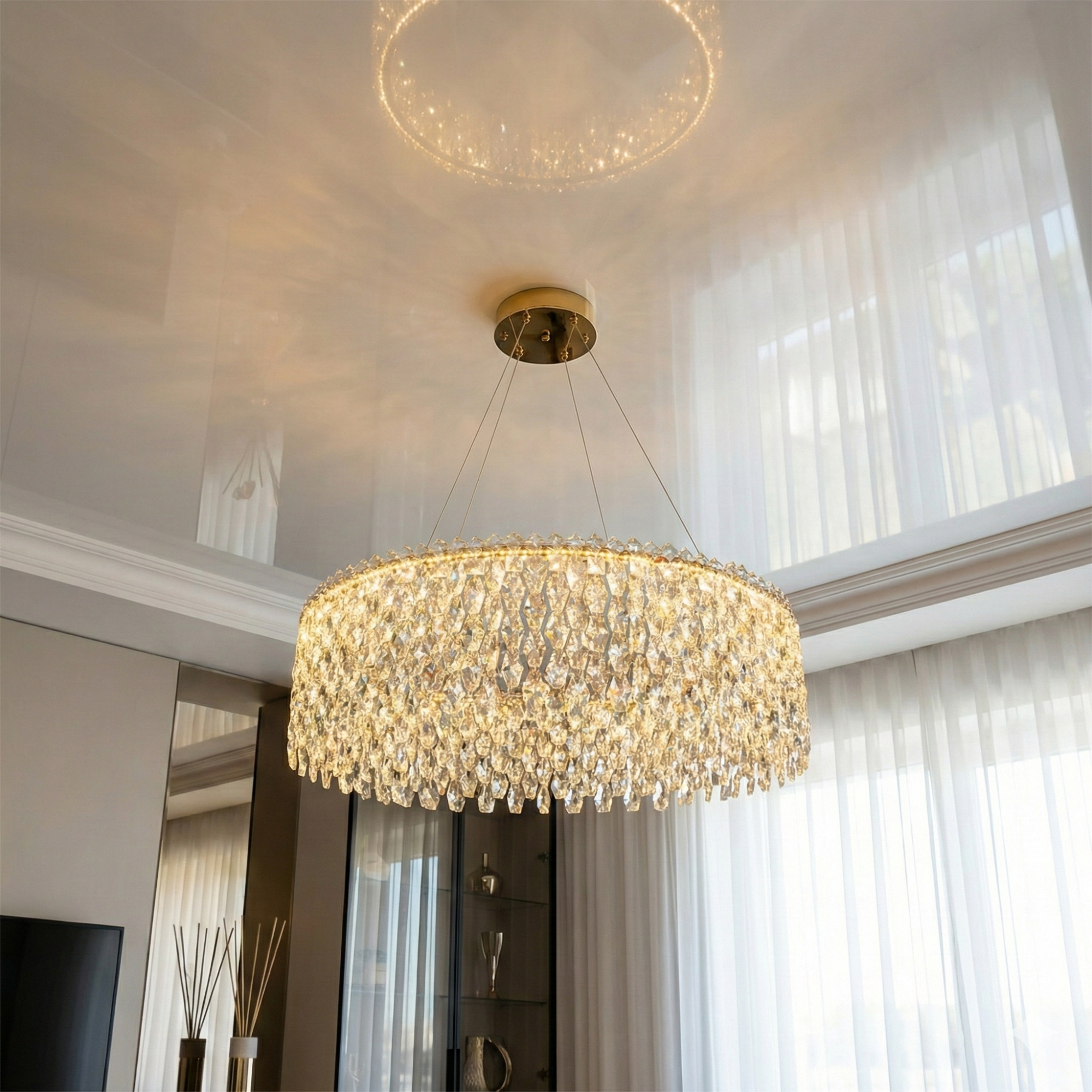 Нежная люстра с кристаллами 582/800G для гостиной, современный стиль, яркое теплое или холодное освещение. В интерьере квартиры Харькова создаёт атмосферу уюта и элегантности.