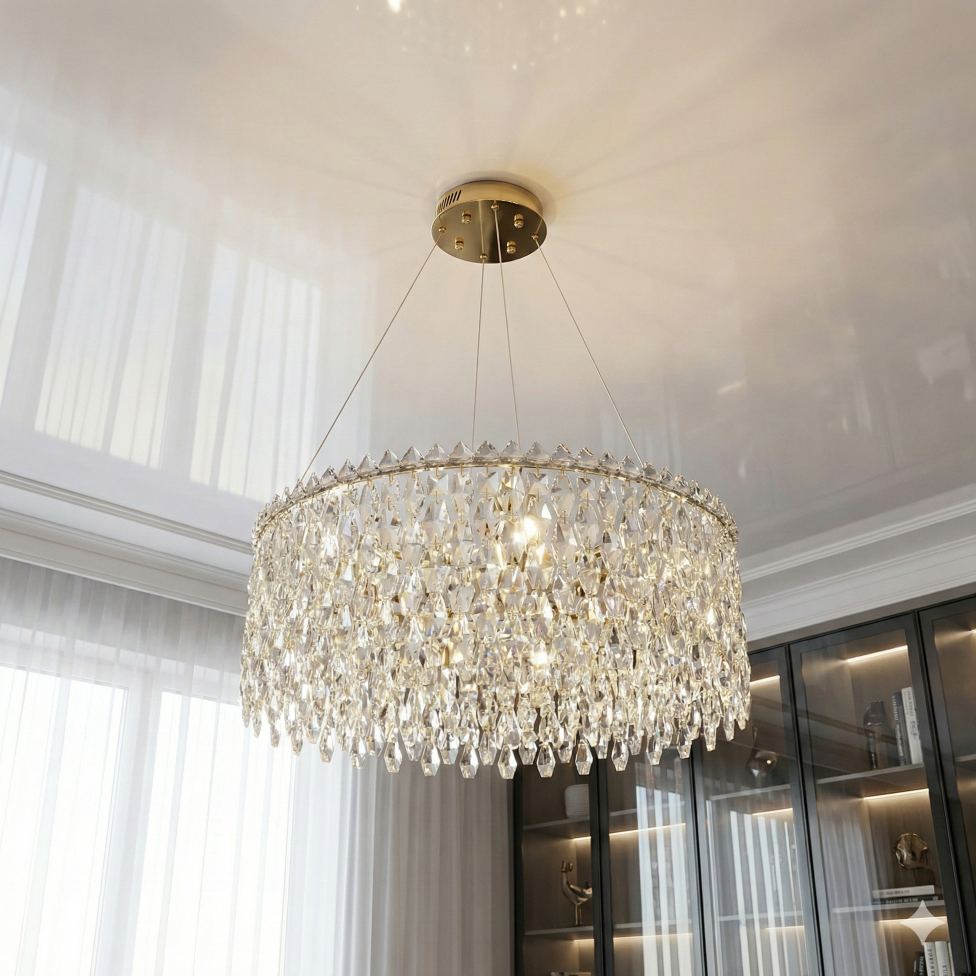 Хрустальная люстра LED 582/500G в интерьере, стеклянные подвески, золотистое покрытие, яркий мягкий свет, современная гостиная, акцентное декоративное освещение, акцент на деталях, атмосферность пространства, Киев