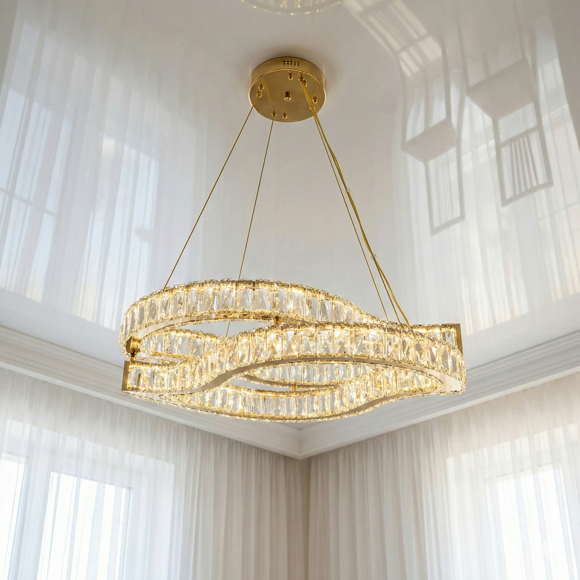 Лед люстра подвес D8920/600x400G Diasha — центральная композиция с золотистым каркасом и стеклянными подвесками. Подходит для элегантного освещения гостиной в Днепре, создает атмосферу современного уюта.