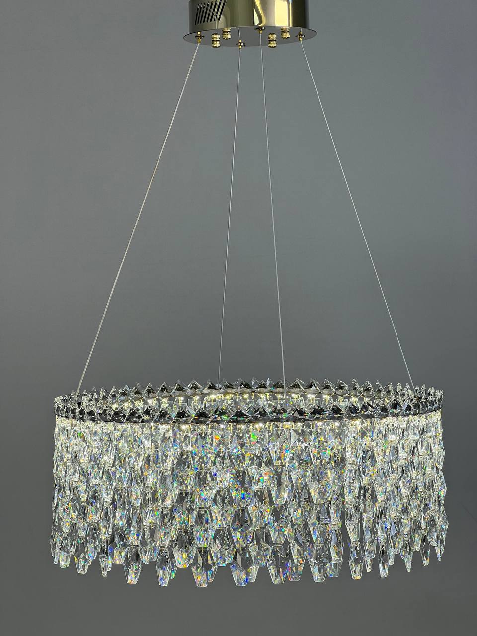 Люстра-подвес хрусталь 582/600G от Diasha с прозрачными стеклянными подвесками на фоне стильной гостиной в атмосфере уюта, решение для Одессы