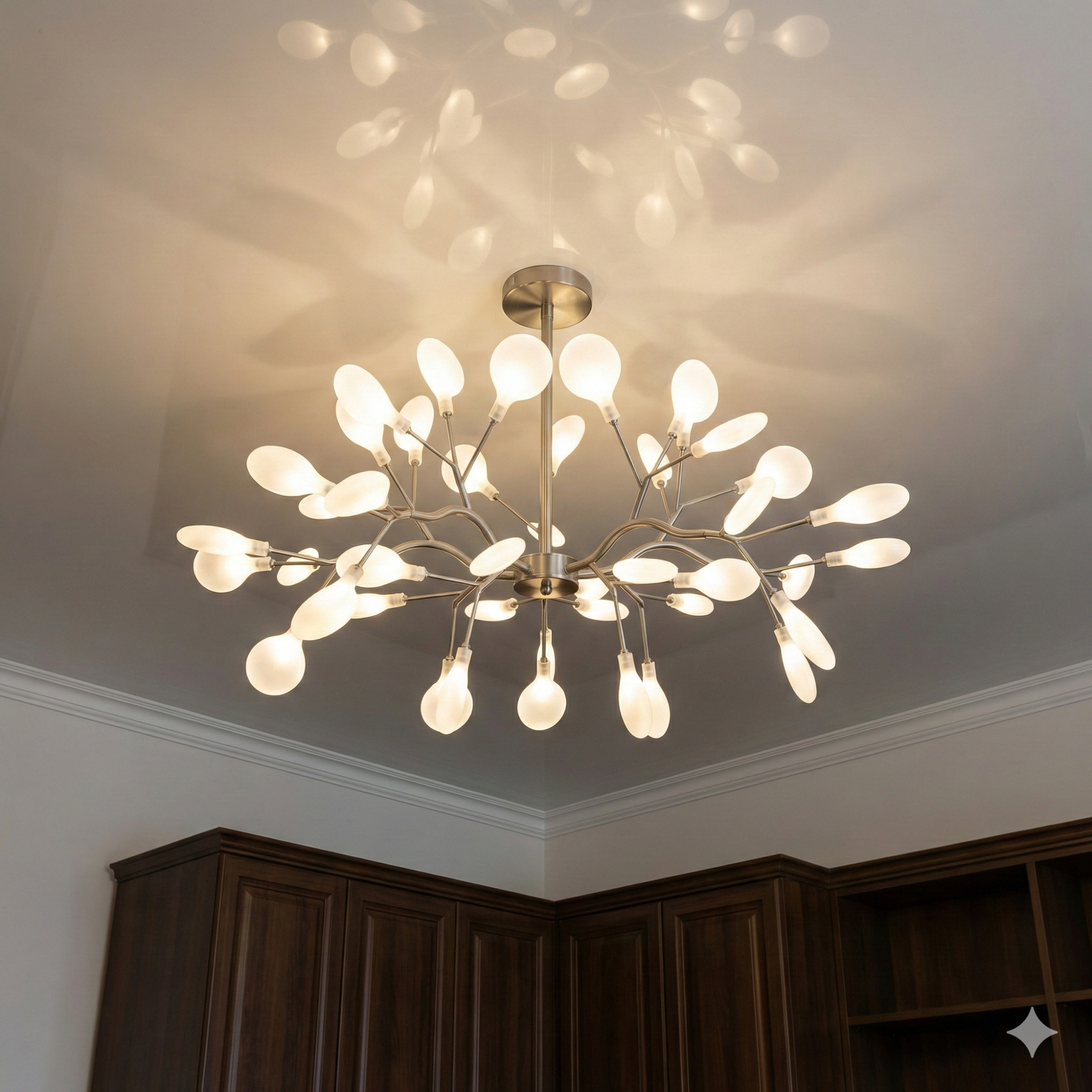 Светильник в зал светлячок 886-45A SL подвесной, серебряного цвета, освещает современную гостиную в стильном доме в Ивано-Франковске, создаёт мягкий рассеянный свет